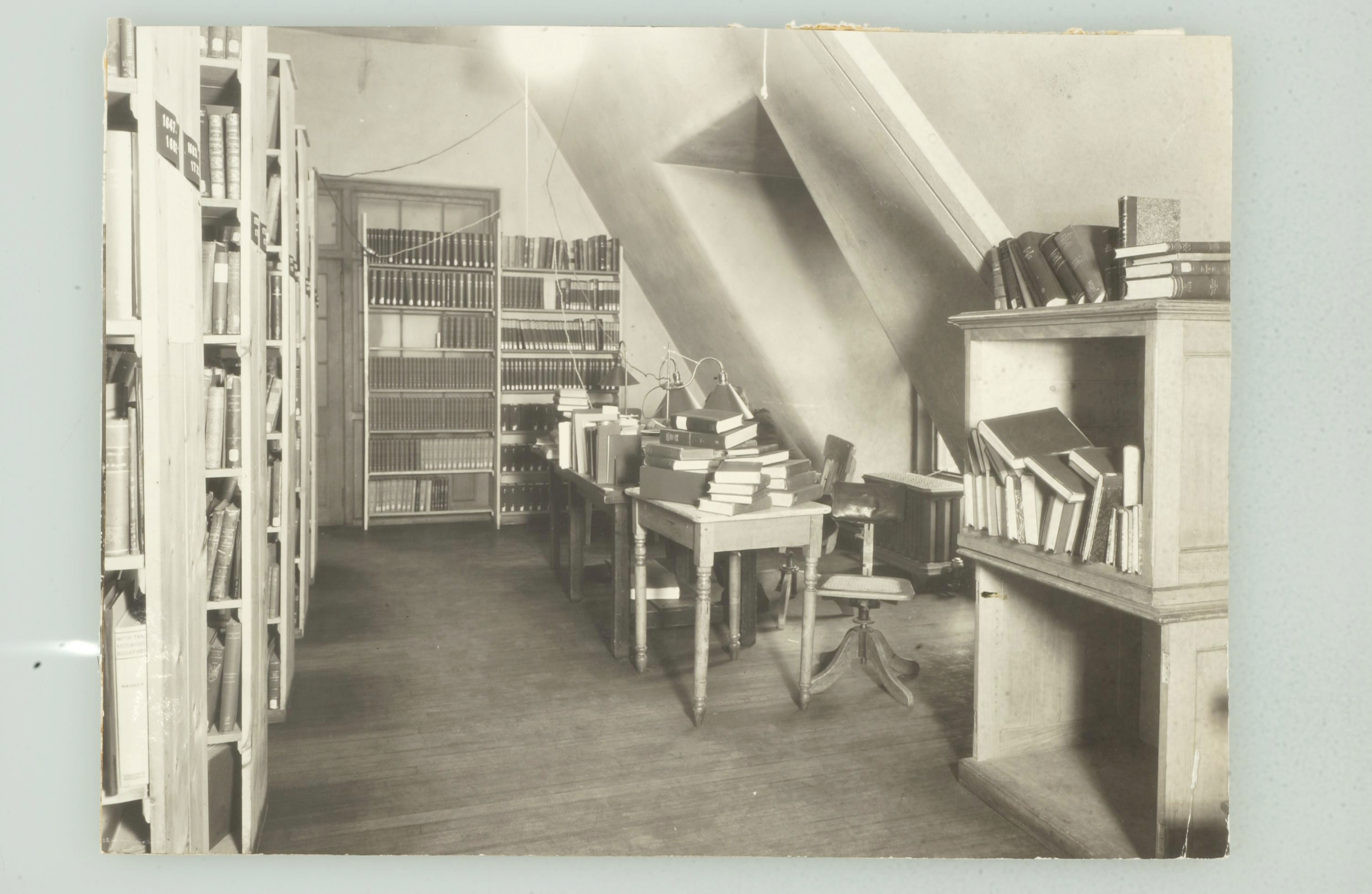 1920_Pyne_desks