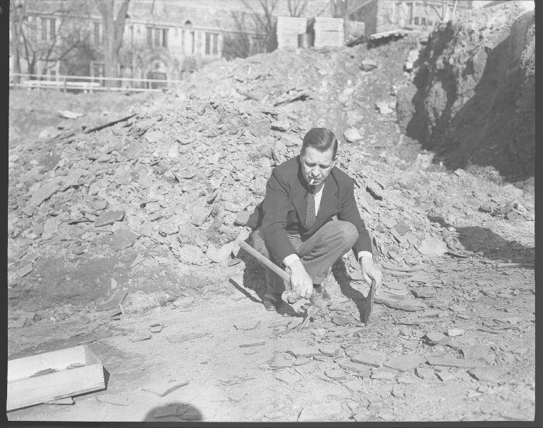 1946_Boyd_digging_fossil